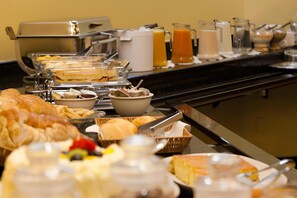 朝食 (コンチネンタル ブレックファスト)、毎日提供 (無料)