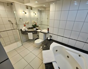 Suíte estúdio presidencial | Banheiro | Produtos de toalete biodegradáveis, secador de cabelo, toalhas de banho 