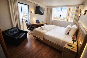 Egyptian cotton sheets, premium bedding, memory-foam beds, minibar - Santoni Hotel Guarapuava (Guarapuava)