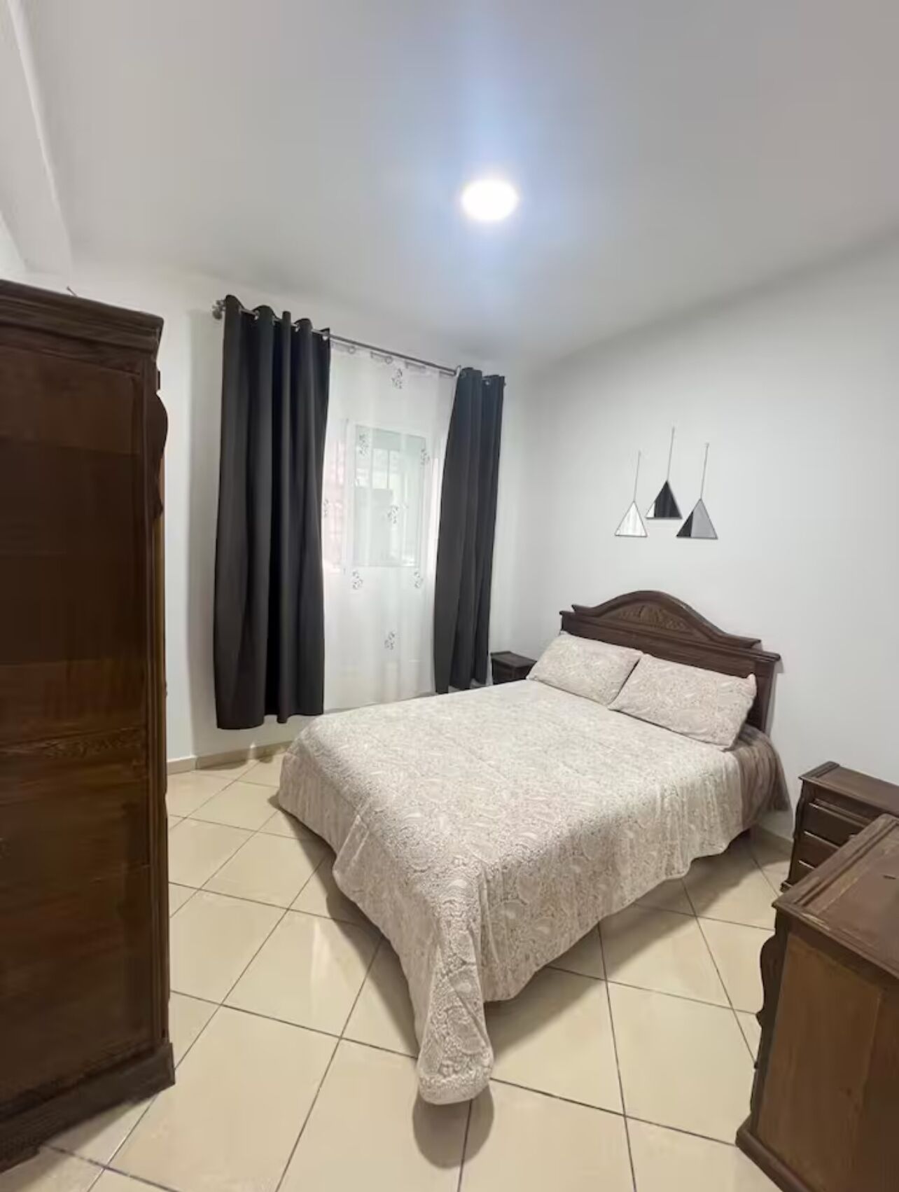 Tabla de planchar con plancha, wifi y ropa de cama 