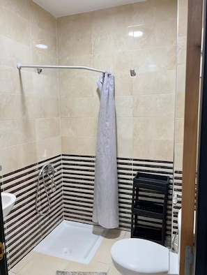 Hårtork, handdukar, tvål och toalettpapper