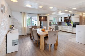 Dining - Evas Whirlpool Apartment in the Black Forest with Private Terrace, Wi-Fi & Air Conditioning (Hügelsheim)