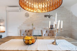 Interior - Evas Whirlpool Apartment in the Black Forest with Private Terrace, Wi-Fi & Air Conditioning (Hügelsheim)