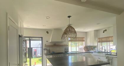 Beachside 2-Bedroom Haven in vibrant Los Angeles