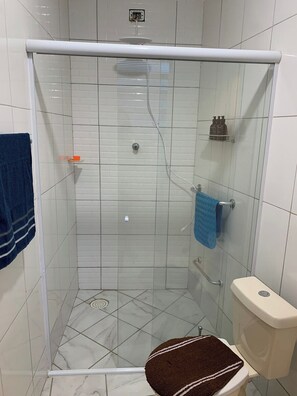 Bathroom - Relaxing on Boiçucanga Beach - Air Conditioning - BBQ - Pet Friendly (São Sebastião)