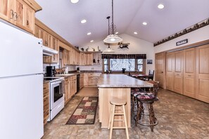 Fridge, microwave, oven, stovetop - The Lazy Loon in Minocqua – Lakefront w/ Dock (Minocqua)