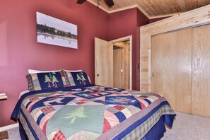 3 bedrooms, desk, iron/ironing board, WiFi - The Lazy Loon in Minocqua – Lakefront w/ Dock (Minocqua)