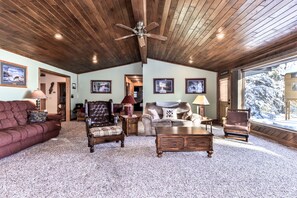 TV, books - The Lazy Loon in Minocqua – Lakefront w/ Dock (Minocqua)