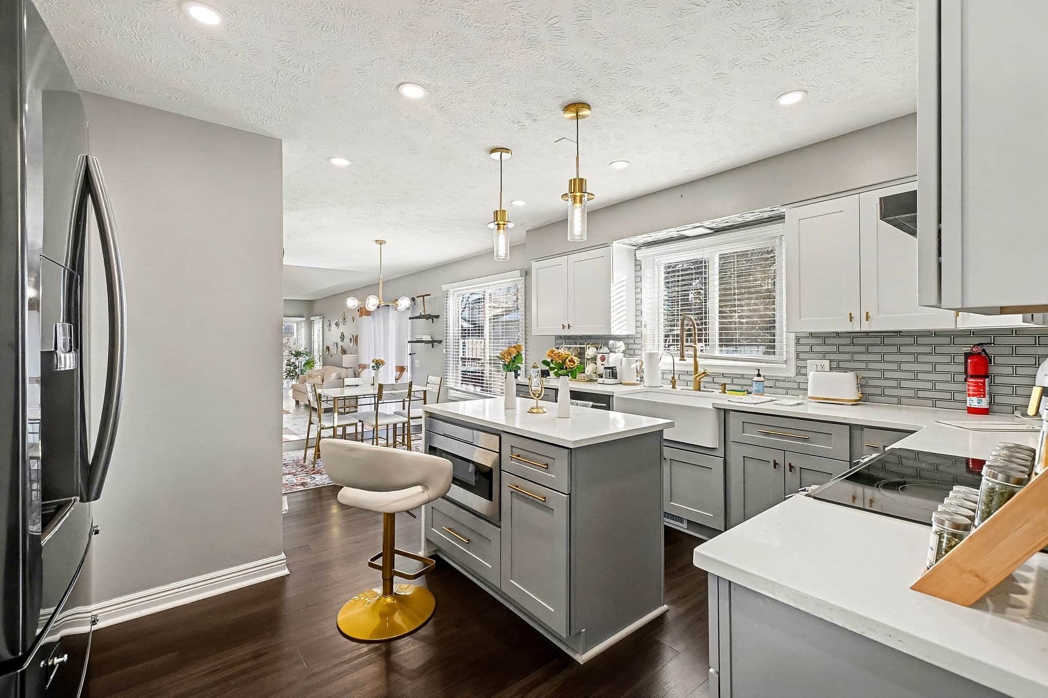 Køleskab, mikrobølgeovn, ovn, kogeplade