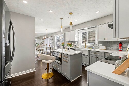 Golden Haven • Stylish 5BR Modern Home + 4 Baths