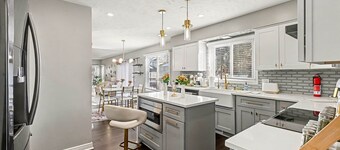 Golden Haven • Stylish 5BR Modern Home + 4 Baths