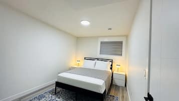 Escritorio, tabla de planchar con plancha, wifi gratis y ropa de cama