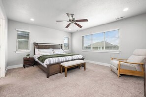 Desk, WiFi - Great Family House - Sleeps 14 - Backyard & Garage (Vineyard)