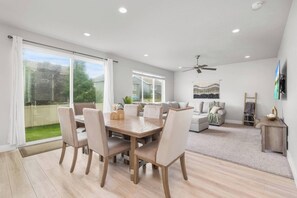 Interior - Great Family House - Sleeps 14 - Backyard & Garage (Vineyard)