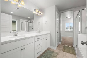 Bathroom - Great Family House - Sleeps 14 - Backyard & Garage (Vineyard)