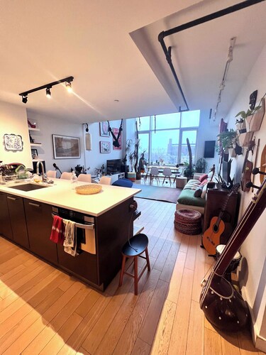 Modern artsy loft in the heart of Williamsburg!