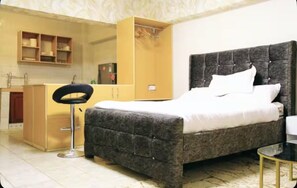 Iron/ironing board, Internet, bed sheets - Large Studio in Heart of Westlands (Westlands, Nairobi)