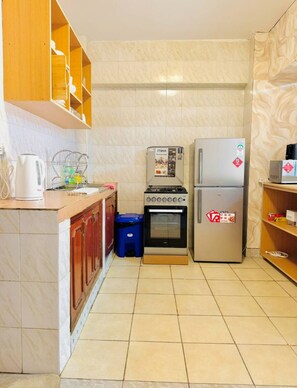 Private kitchen - Large Studio in Heart of Westlands (Westlands, Nairobi)