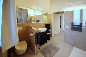 Shower, bidet, towels, shampoo - Villa Strega is surrounded by olive groves and Sicilian donkeys that roam freely across the land. Once an ancient stone farmhouse and old olive mill, it has now been transformed into an exclusive residence that preserves its historic charm while offering (Sant’Agata di Militello)