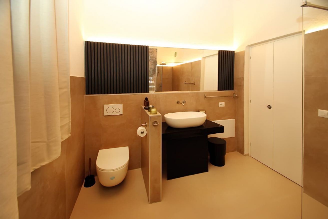 Ducha, secador de pelo, bidet, toallas