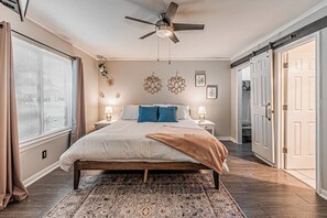 Tabla de planchar con plancha, internet y ropa de cama 