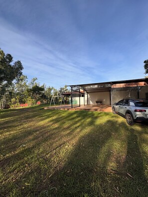 المنطقة المحيطة بالمنشأة