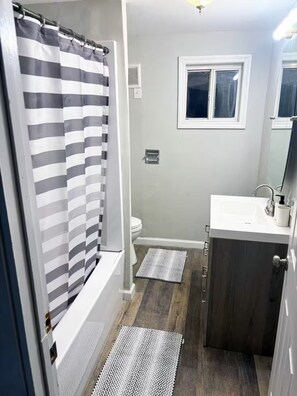 Hiustenkuivaaja, pyyhkeet, vessapaperi