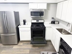 Jääkaappi, mikroaaltouuni, uuni, liesi