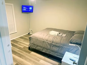 2 makuuhuonetta, työpöytä, silitysrauta/-lauta, ilmainen Wi-Fi