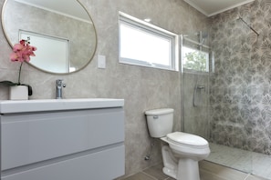 Shower, hair dryer, towels, soap - Luxury 3-bedroom 3bath villa private pool few minutes to Marriott /Ritz Carlton (Noord)