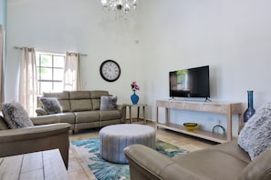 Living area - Luxury 3-bedroom 3bath villa private pool few minutes to Marriott /Ritz Carlton (Noord)