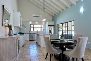Dining - Luxury 3-bedroom 3bath villa private pool few minutes to Marriott /Ritz Carlton (Noord)