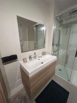 Douche, sèche-cheveux, serviettes fournies