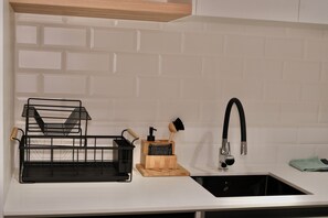 Estudio Deluxe, balcón, vista a la ciudad | Cocina privada | Refrigerador con congelador, microondas y parrilla de estufa 