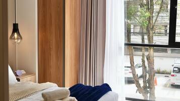 Estudio Deluxe, balcón, vista a la ciudad | Escritorio, espacio para trabajar con laptop y cortinas blackout