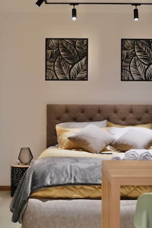 Desk, laptop workspace, blackout curtains, iron/ironing board - ADN Apartments and Studios (Quito)