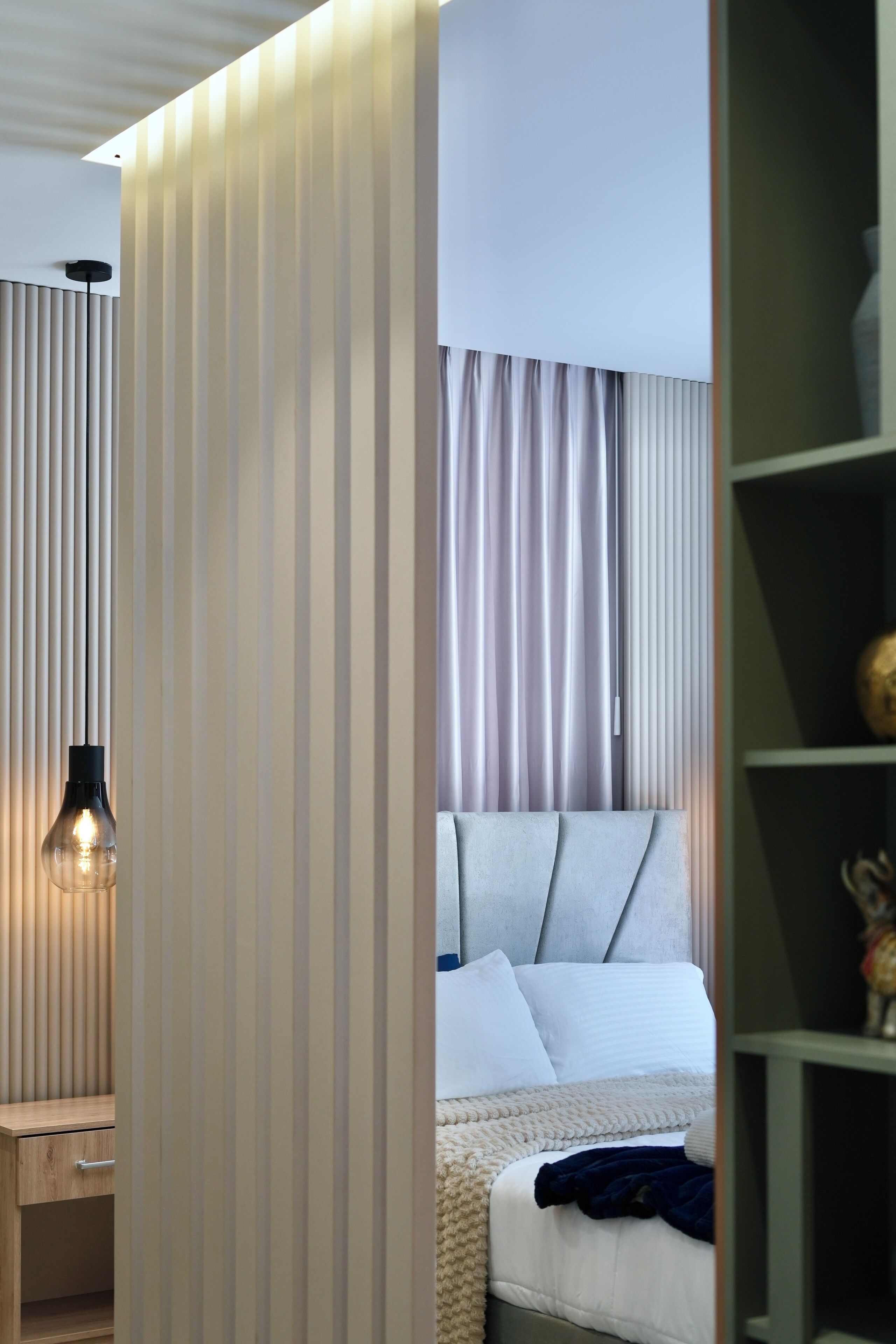 Bureau, espace de travail pour ordinateur portable, rideaux occultants