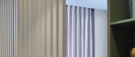 Studio Deluks, balkon, pemandangan kota | Meja kerja, ruang kerja ramah laptop, dan tirai kedap cahaya