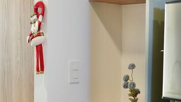 Grand studio, uitzicht op stad | Een bureau, een laptopwerkplek, verduisterende gordijnen