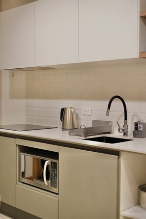 Superior Studio, Balcony, Mountain View | Private kitchen | Full-sized fridge, microwave, stovetop, cookware/dishes/utensils - ADN Apartments and Studios (Quito)