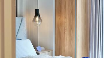 Deluxe studio, balkon, uitzicht op stad | Een bureau, een laptopwerkplek, verduisterende gordijnen