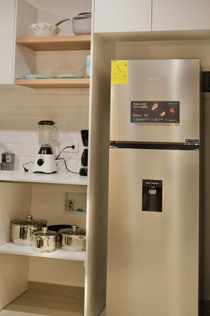 Refrigerador con freezer, microondas, placa de cocina