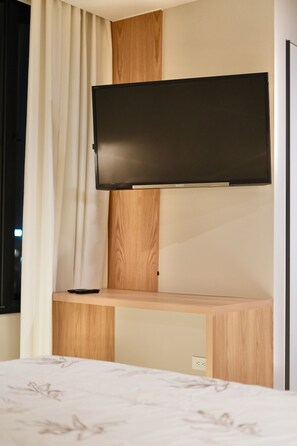 Superior Studio, Balcony, Mountain View | Television - ADN Apartments and Studios (Quito)