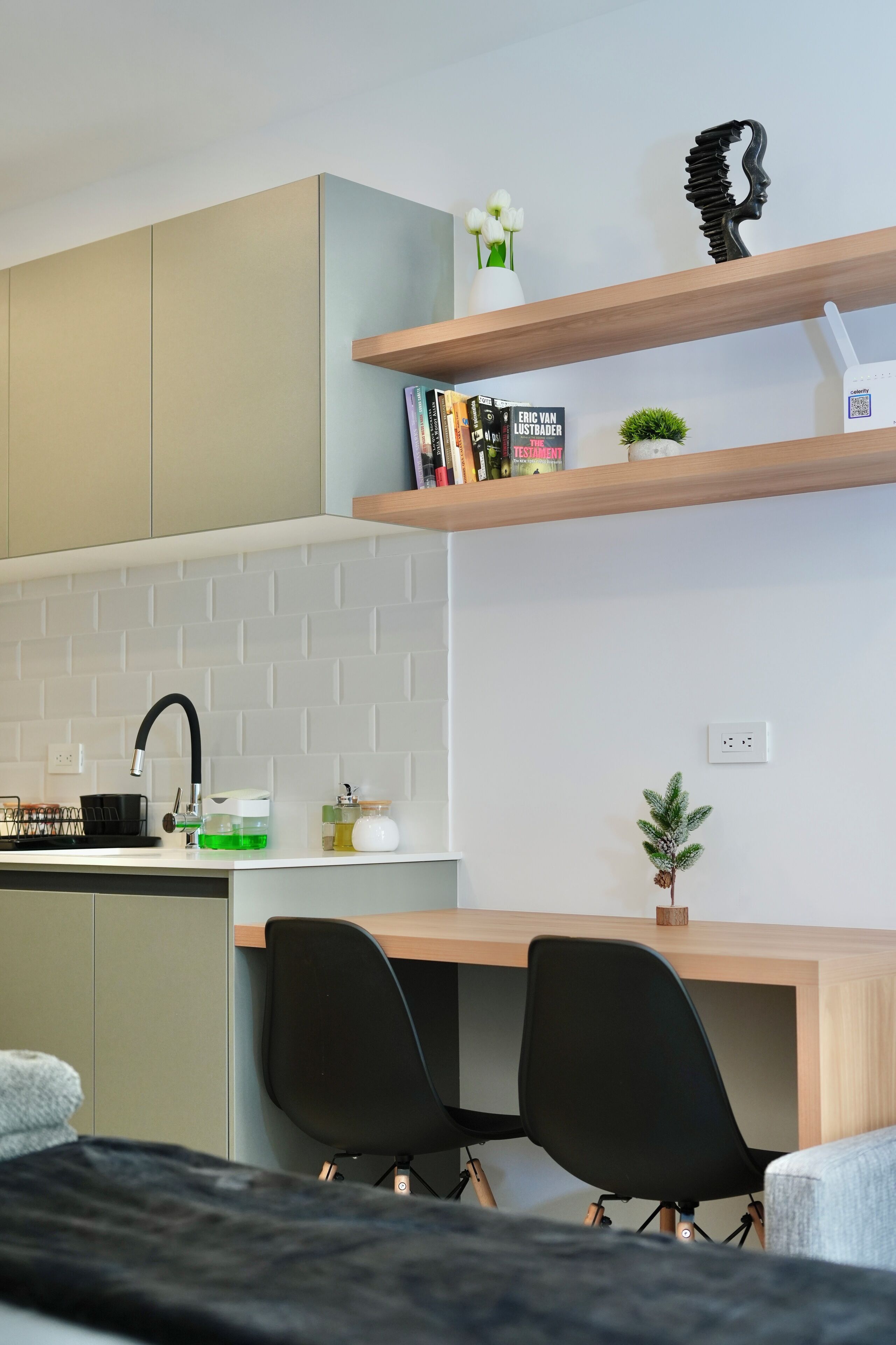 Grand Studio, City View | Dining room