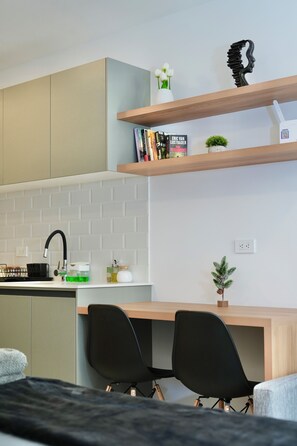Grand Studio, City View | Dining room - ADN Apartments and Studios (Quito)