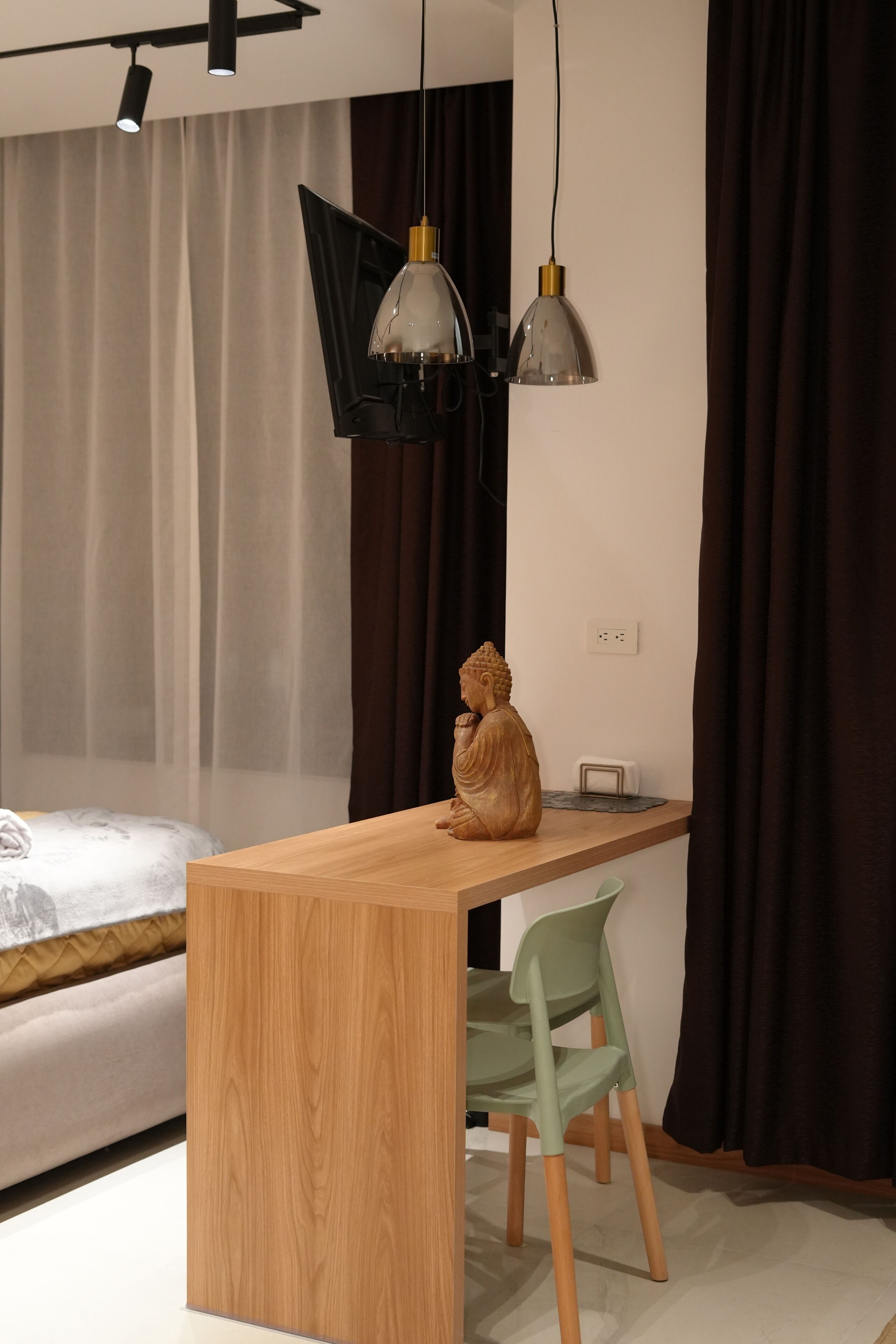 Deluxe Studio, Balcony, City View | Dining room