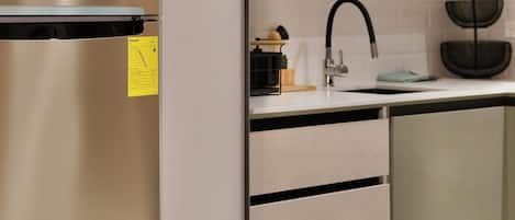 Deluxe Studio, Balcony, City View | Private kitchen | Full-size fridge, microwave, stovetop, cookware/dishes/utensils