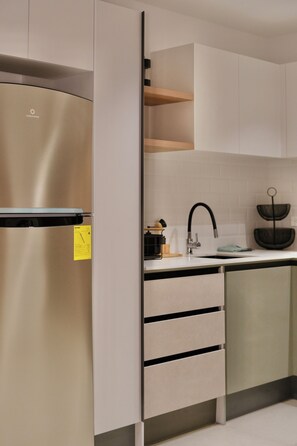 Refrigerador con freezer, microondas, placa de cocina