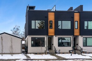 Exterior - Modern 2BR/2BA Suite: 5-Min Walk to LRT & Golf with Garage Parking (Calgary)