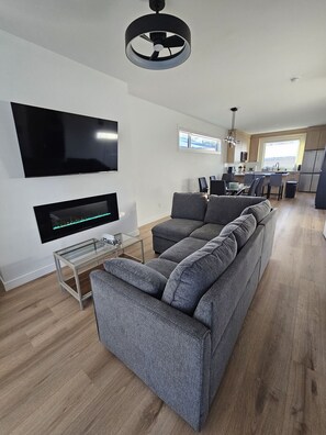 Smart TV, fireplace, books - Modern 2BR/2BA Suite: 5-Min Walk to LRT & Golf with Garage Parking (Calgary)